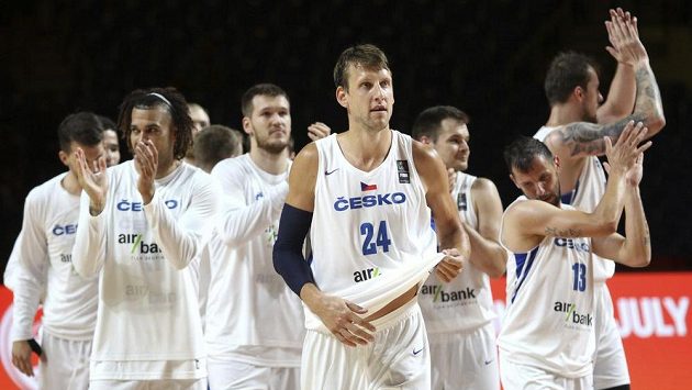 Jan Veselý (uprostřed) se svými spoluhráči z české basketbalové reprezentace slaví výhru nad Uruguayí Jan Veselý (uprostřed) se svými spoluhráči z české basketbalové reprezentace slaví výhru nad Uruguayí