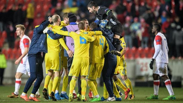 Fotbalisté Astany oslavují vítězství a postup přes Slavie v Evropské lize. Fotbalisté Astany oslavují vítězství a postup přes Slavie v Evropské lize.