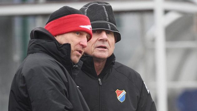 Trenér Baníku Ostrava Vlastimil Petržela a jeho asistent Aleš Křeček (vlevo). Trenér Baníku Ostrava Vlastimil Petržela a jeho asistent Aleš Křeček (vlevo).