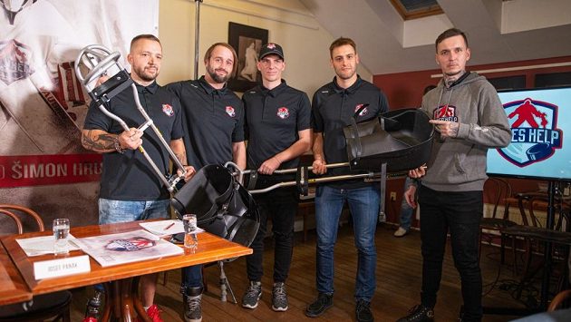 Extraligoví brankáři Jan Lukáš (úplně vpravo) a Daniel Dolejš (druhý zprava) předávají parahokejistům nové saně. Extraligoví brankáři Jan Lukáš (úplně vpravo) a Daniel Dolejš (druhý zprava) předávají parahokejistům nové saně.
