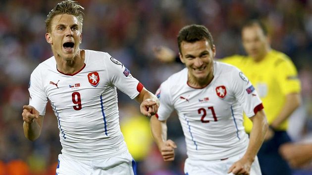 Sparťanská radost v reprezentačním dresu - Bořek Dočkal a David Lafata slaví vedoucí gól českého týmu. Sparťanská radost v reprezentačním dresu - Bořek Dočkal a David Lafata slaví vedoucí gól českého týmu.