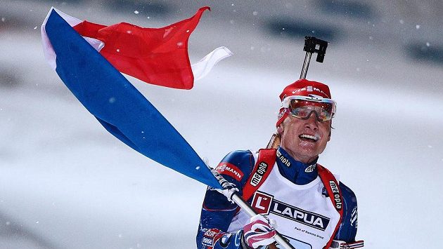 Ondřej Moravec měl v cílové rovině luxusní náskok, mohl si na závěr závodu smíšených štafet na MS v Kontiolahti dopřát triumfální jízdu s vlajkou. Ondřej Moravec měl v cílové rovině luxusní náskok, mohl si na závěr závodu smíšených štafet na MS v Kontiolahti dopřát triumfální jízdu s vlajkou.