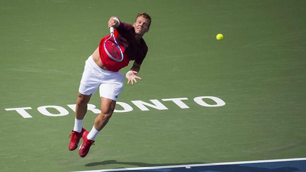 Tenista Tomáš Berdych servíruje na turnaji v Torontu. Tenista Tomáš Berdych servíruje na turnaji v Torontu.