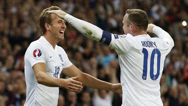 Angličtí fotbalisté Harry Kane a Wayne Rooney se radují z gólu v kvalifikaci proti Švýcarsku. Angličtí fotbalisté Harry Kane a Wayne Rooney se radují z gólu v kvalifikaci proti Švýcarsku.