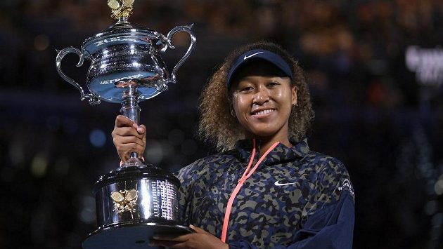Naomi Ósakaová s trofejí pro vítězku Australian Open Naomi Ósakaová s trofejí pro vítězku Australian Open