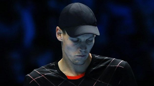 Český tenista Tomáš Berdych během utkání Turnaje mistrů proti Stanislasi Wawrinkovi. Český tenista Tomáš Berdych během utkání Turnaje mistrů proti Stanislasi Wawrinkovi.