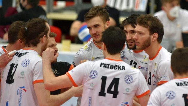 Hráči Karlovarska se radují z vítězství nad Českými Budějovicemi. Hráči Karlovarska se radují z vítězství nad Českými Budějovicemi.