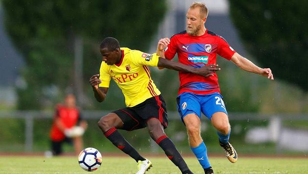 Plzeňský vstup do boje o LM nakonec odvysílá ČT. Na ilustračním snímku Daniel Kolář (vpravo) a Abdoulaye Doucoure z Watfordu. Plzeňský vstup do boje o LM nakonec odvysílá ČT. Na ilustračním snímku Daniel Kolář (vpravo) a Abdoulaye Doucoure z Watfordu.