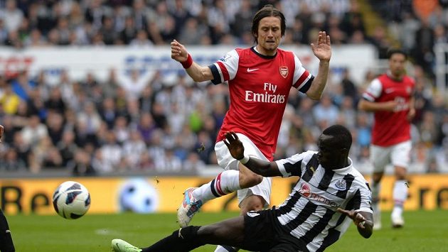 Český záložník Tomáš Rosický bojuje o míč s Tiotem z Newcastlu. Český záložník Tomáš Rosický bojuje o míč s Tiotem z Newcastlu.
