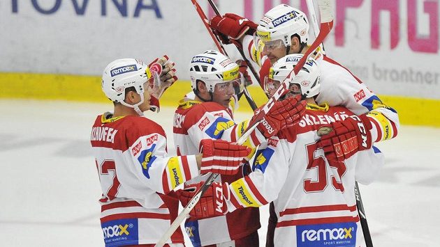 Hokejisté Slavie se radují z gólu - ilustrační foto. Hokejisté Slavie se radují z gólu - ilustrační foto.