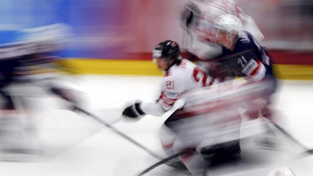 Švýcar Kevin Fiala (uprostřed) ve čtvrtfinálovém zápase proti Spojeným státům. Švýcar Kevin Fiala (uprostřed) ve čtvrtfinálovém zápase proti Spojeným státům.