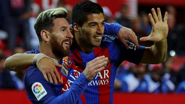 Lionel Messi (vlevo) a Luis Suárez svými góly pomohli Barceloně otočit zápas proti Seville. Lionel Messi (vlevo) a Luis Suárez svými góly pomohli Barceloně otočit zápas proti Seville.