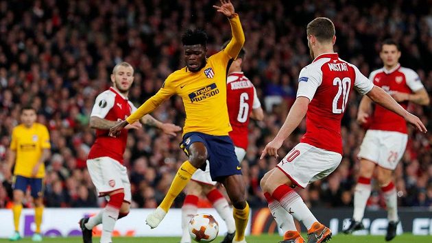 Thomas Partey z Atlétika Madrid se snaží v semifinále Evropské ligy obelstít Shkodrana Mustafiho z Arsenalu. Thomas Partey z Atlétika Madrid se snaží v semifinále Evropské ligy obelstít Shkodrana Mustafiho z Arsenalu.