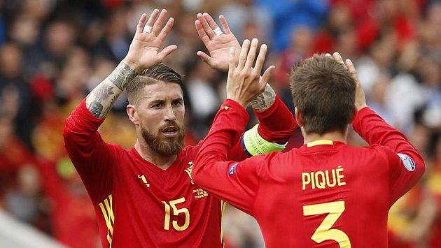 Gerard Piqué a Sergio Ramos se radují po gólu proti Česku. Gerard Piqué a Sergio Ramos se radují po gólu proti Česku.