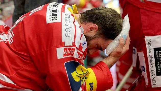 Třinecký útočník Zbyněk Irgl po zásahu pukem do hlavy v sedmém finálovém utkání. Třinecký útočník Zbyněk Irgl po zásahu pukem do hlavy v sedmém finálovém utkání.