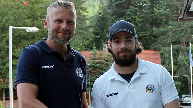 Obránce Peter Trška (vpravo) přijel podepsat novou smlouvu s vítkovickým manažerem Jakubem Petrem. Obránce Peter Trška (vpravo) přijel podepsat novou smlouvu s vítkovickým manažerem Jakubem Petrem.