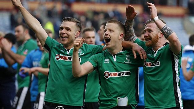 Fotbalisté Lincolnu se radují ze senzačního postupu přes Burnley v Anglickém poháru. Fotbalisté Lincolnu se radují ze senzačního postupu přes Burnley v Anglickém poháru.