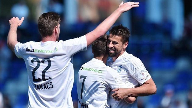Milan Baroš (vpravo) se raduje s Alešem Čermákem a Ladislavem Takácsem z branky proti Plzni. Milan Baroš (vpravo) se raduje s Alešem Čermákem a Ladislavem Takácsem z branky proti Plzni.