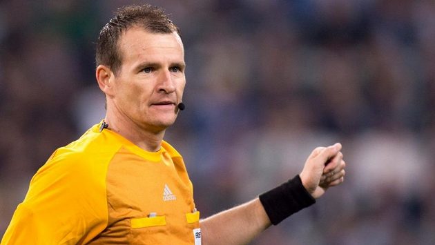 Rozhodčí Pavel Královec během čtvrtfinále Ligy mistrů mezi Juventusem a Monakem. Rozhodčí Pavel Královec během čtvrtfinále Ligy mistrů mezi Juventusem a Monakem.