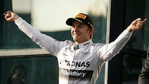 Jezdec stáje Mercedes Nico Rosberg oslavuje svůj triumf v úvodním závodu sezóny F1 v Melbourne. Jezdec stáje Mercedes Nico Rosberg oslavuje svůj triumf v úvodním závodu sezóny F1 v Melbourne.