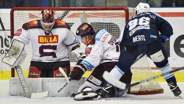 Zleva hráči Sparty brankář Sami Aittokallio a obránce Tomáš Dvořák a plzeňský útočník Tomáš Mertl. Zleva hráči Sparty brankář Sami Aittokallio a obránce Tomáš Dvořák a plzeňský útočník Tomáš Mertl.