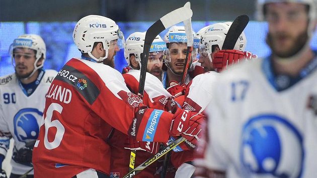Pardubice budou muset nastoupit k úternímu utkání v Karlových Varech s juniory. Pardubice budou muset nastoupit k úternímu utkání v Karlových Varech s juniory.