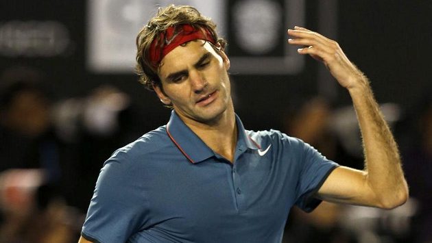 Nespokojený Roger Federer po prohrané výměně s Rafaelem Nadalem v semifinále Australian Open. Nespokojený Roger Federer po prohrané výměně s Rafaelem Nadalem v semifinále Australian Open.