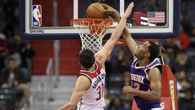 TJ Warren z týmu Phoenix Suns dává koš přes bránícího Tomáše Satoranského z Washingtonu Wizards v utkání NBA (ilustrační foto). TJ Warren z týmu Phoenix Suns dává koš přes bránícího Tomáše Satoranského z Washingtonu Wizards v utkání NBA (ilustrační foto).