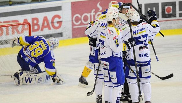 Hokejisté Komety Brno slaví gól v síti Zlína. Vlevo smutný brankář Beranů Libor Kašík. Hokejisté Komety Brno slaví gól v síti Zlína. Vlevo smutný brankář Beranů Libor Kašík.