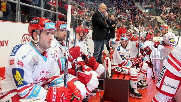 Trenér Jiří Kalous na střídačce hokejistů Třince. Trenér Jiří Kalous na střídačce hokejistů Třince.