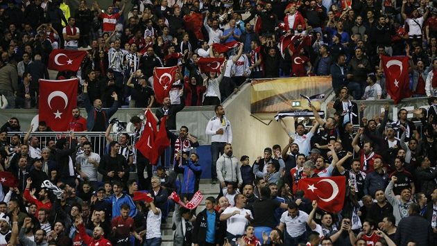 Fanoušci Besiktase Istanbul řádili na utkání Evropské ligy v Lyonu. Fanoušci Besiktase Istanbul řádili na utkání Evropské ligy v Lyonu.