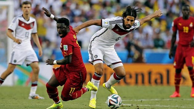 Ghaňan Sulley Muntari (vlevo) v souboji s německým záložníkem Samim Khedirou během zápasu skupiny G na světovém šampionátu v Brazílii. Ghaňan Sulley Muntari (vlevo) v souboji s německým záložníkem Samim Khedirou během zápasu skupiny G na světovém šampionátu v Brazílii.