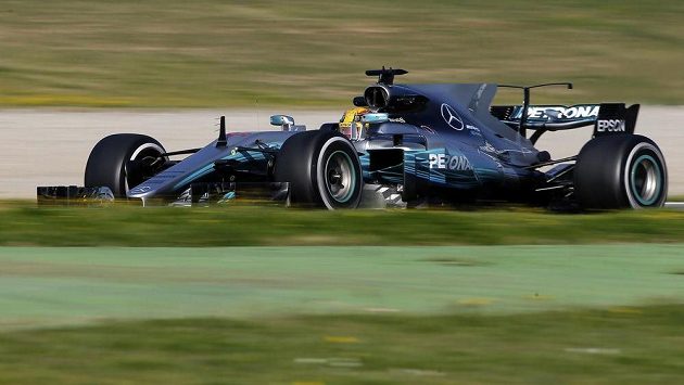 Lewis Hamilton z Mercedesu při tetech v Barceloně. Lewis Hamilton z Mercedesu při tetech v Barceloně.