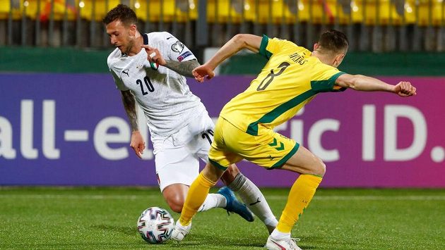 Ital Federico Bernardeschi (20) a Litevec Egidijus Vaitkunas. Ital Federico Bernardeschi (20) a Litevec Egidijus Vaitkunas.