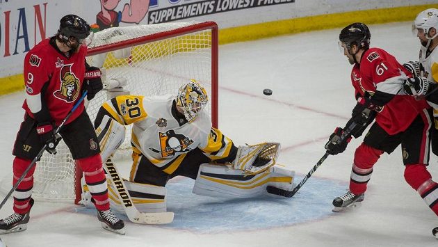 Brankář Pittsburghu Matthew Murray (30) zasahuje před dvojicí útočníků Ottawy Bobbym Ryanem (vlevo) a Markem Stonem. Brankář Pittsburghu Matthew Murray (30) zasahuje před dvojicí útočníků Ottawy Bobbym Ryanem (vlevo) a Markem Stonem.