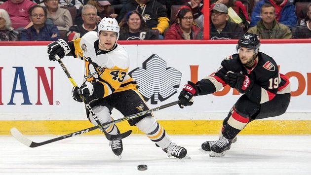 Conor Sheary (vlevo) z Pittsburghu a Derick Brassard z Ottawy. Conor Sheary (vlevo) z Pittsburghu a Derick Brassard z Ottawy.