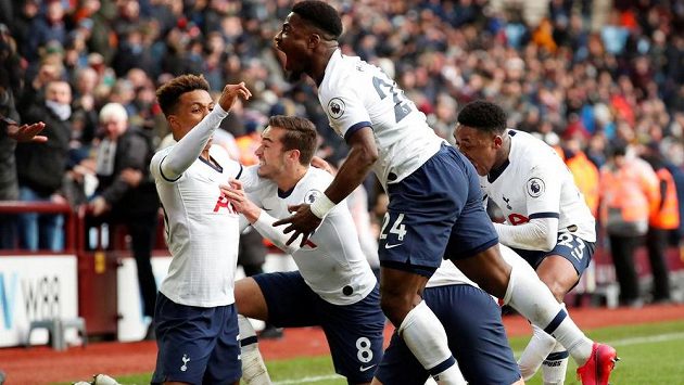 Fotbalisté Tottenhamu v anglické lize zvítězili na hřišti nováčka Aston Villy 3:2. Vítězný gól vstřelili až v nastavení, o to větší byla jejich radost. Fotbalisté Tottenhamu v anglické lize zvítězili na hřišti nováčka Aston Villy 3:2. Vítězný gól vstřelili až v nastavení, o to větší byla jejich radost.