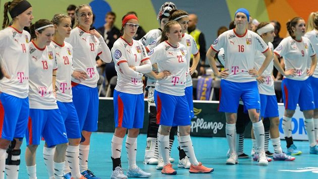 Velké zklamání bylo po semifinálové prohře na českých hráčkách jasně vidět. Velké zklamání bylo po semifinálové prohře na českých hráčkách jasně vidět.