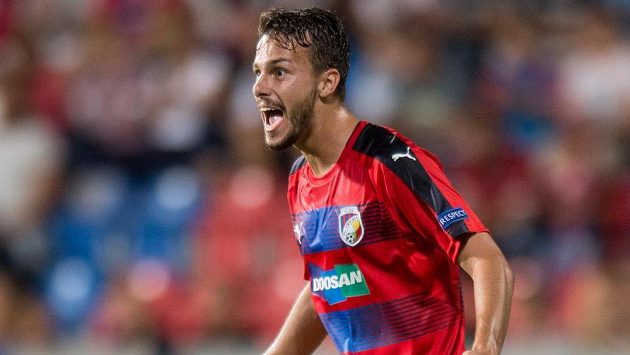 Záložník Viktorie Plzeň Jakub Hromada nesouhlasí s verdiktem rozhodčího. Záložník Viktorie Plzeň Jakub Hromada nesouhlasí s verdiktem rozhodčího.