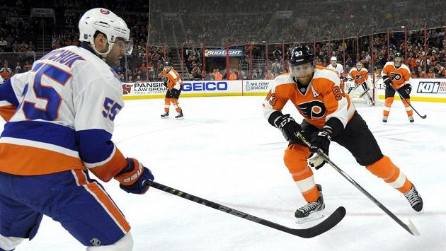 Jakub Voráček (93) z Philadelphie a Johnny Boychuk (55) z NY Islanders. Jakub Voráček (93) z Philadelphie a Johnny Boychuk (55) z NY Islanders.