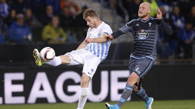 Jakub Brabec (vlevo) z Genku a John Guidetti z Celty Vigo v odvetě čtvrtfinále Evropské ligy. Jakub Brabec (vlevo) z Genku a John Guidetti z Celty Vigo v odvetě čtvrtfinále Evropské ligy.