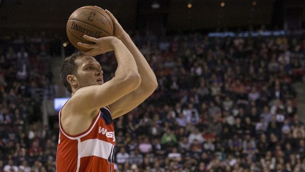 Bojan Bogdanovic z Washingtonu Wizards v duelu s Torontem. Bojan Bogdanovic z Washingtonu Wizards v duelu s Torontem.