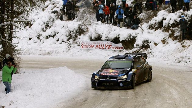 Sébastien Ogier s Volkswagenem Polo WRC na trati Rallye Monte Carlo Sébastien Ogier s Volkswagenem Polo WRC na trati Rallye Monte Carlo