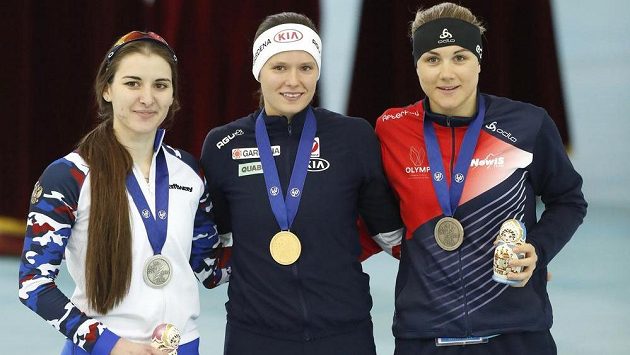 Karolína Erbanová s bronzovou medailí ze závodu na 500 m na ME v Kolomně. Vedle české závodnice vítězná Rakušanka Herzogová a stříbrná Ruska Golikovová. Karolína Erbanová s bronzovou medailí ze závodu na 500 m na ME v Kolomně. Vedle české závodnice vítězná Rakušanka Herzogová a stříbrná Ruska Golikovová.