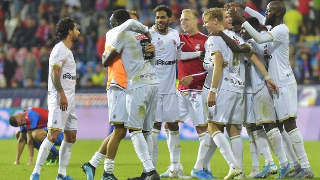 Hráči Antverp se radují po utkání. V Plzni sice prohráli 1:2 po prodloužení, ale díky výhře v prvním utkání 1:0 a většímu počtu vstřelených branek na soupeřově hřišti belgický tým postupuje. Hráči Antverp se radují po utkání. V Plzni sice prohráli 1:2 po prodloužení, ale díky výhře v prvním utkání 1:0 a většímu počtu vstřelených branek na soupeřově hřišti belgický tým postupuje.