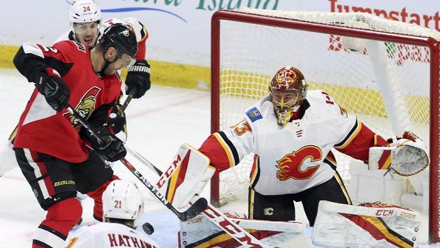Slovák Gáborík z Ottawy před brankářem Calgary Dacidem Rittichem. Slovák Gáborík z Ottawy před brankářem Calgary Dacidem Rittichem.