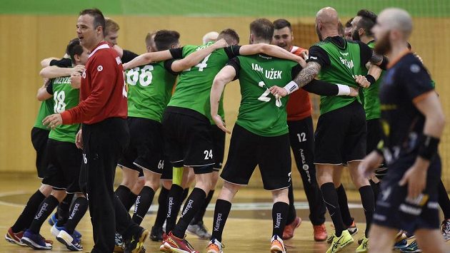 Házenkáři Karviné se radují z vítězství nad Plzní. Házenkáři Karviné se radují z vítězství nad Plzní.