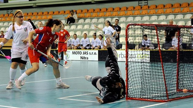 Česká florbalistka Zuzana Hubáčková (v červeném dresu) překonává italskou brankářku Albertu Francovou. Česká florbalistka Zuzana Hubáčková (v červeném dresu) překonává italskou brankářku Albertu Francovou.