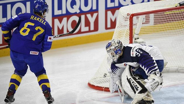 Rikard Rakell ze Švédska střílí první branku utkání s Francií na mistrovství světa. Rikard Rakell ze Švédska střílí první branku utkání s Francií na mistrovství světa.