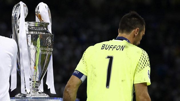 Brankář Juventusu Gianluigi Buffon se vytoužené trofeje opět nedočkal. Brankář Juventusu Gianluigi Buffon se vytoužené trofeje opět nedočkal.